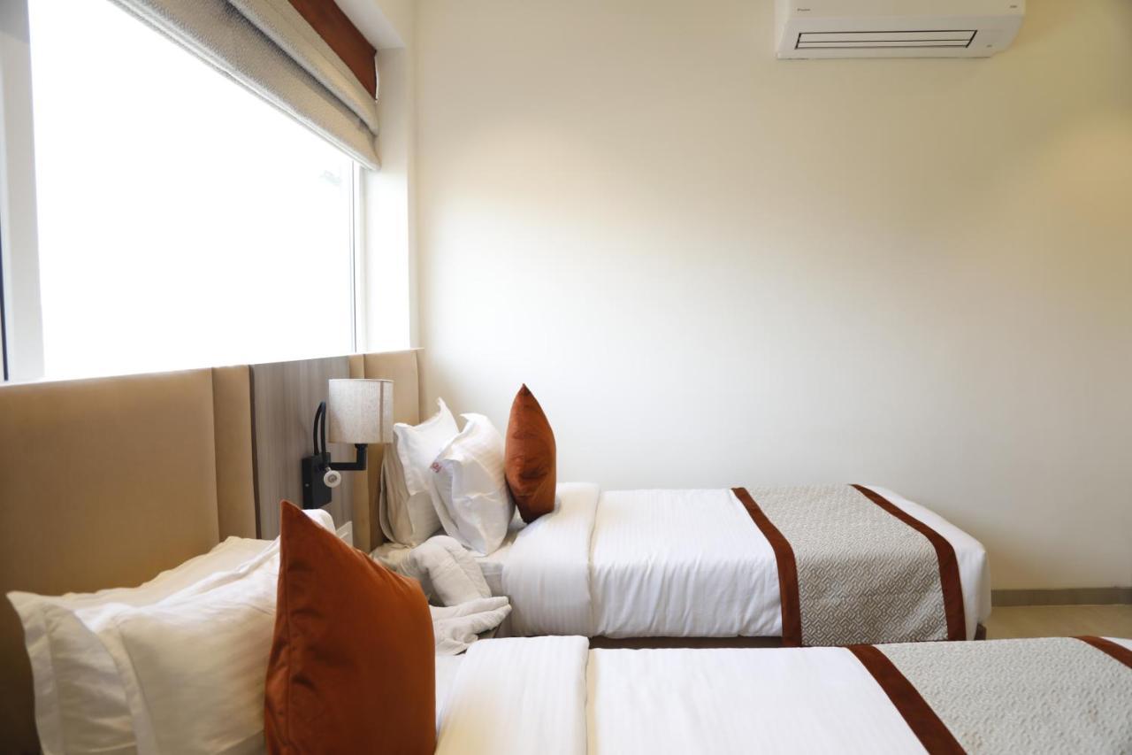 Hotel The Royal Vista バラナシ エクステリア 写真