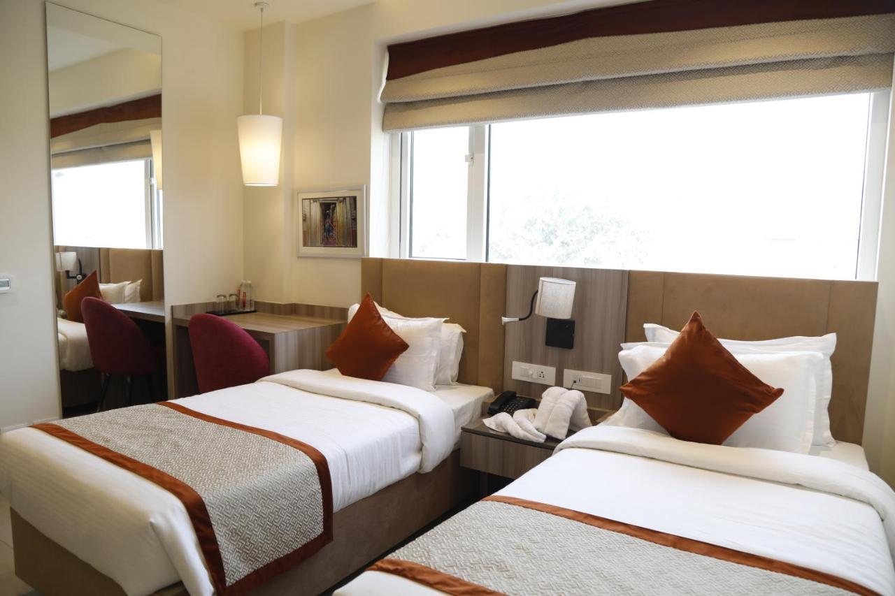 Hotel The Royal Vista バラナシ エクステリア 写真