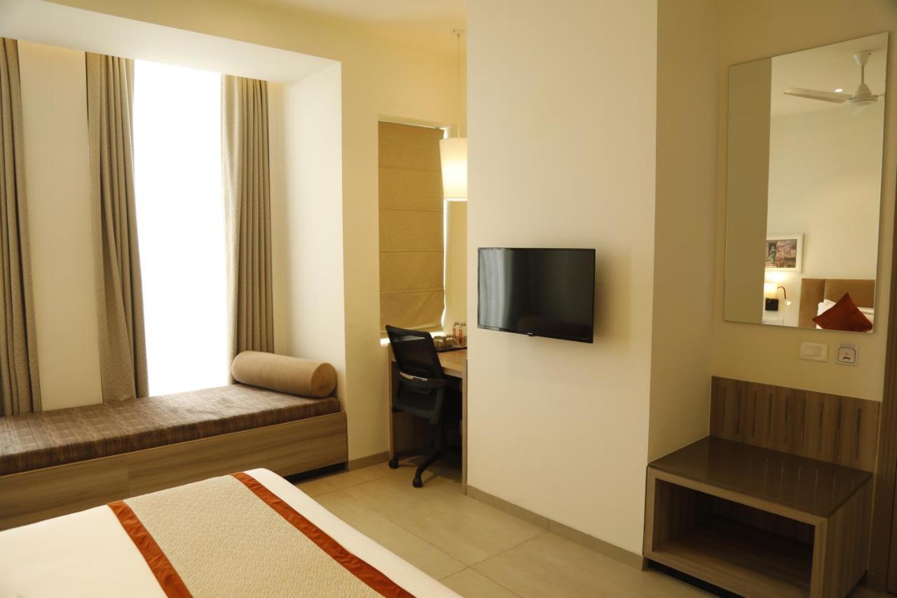 Hotel The Royal Vista バラナシ エクステリア 写真
