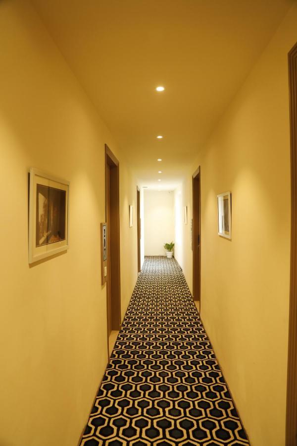 Hotel The Royal Vista バラナシ エクステリア 写真