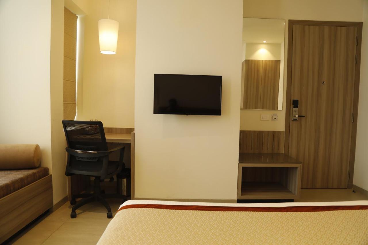 Hotel The Royal Vista バラナシ エクステリア 写真