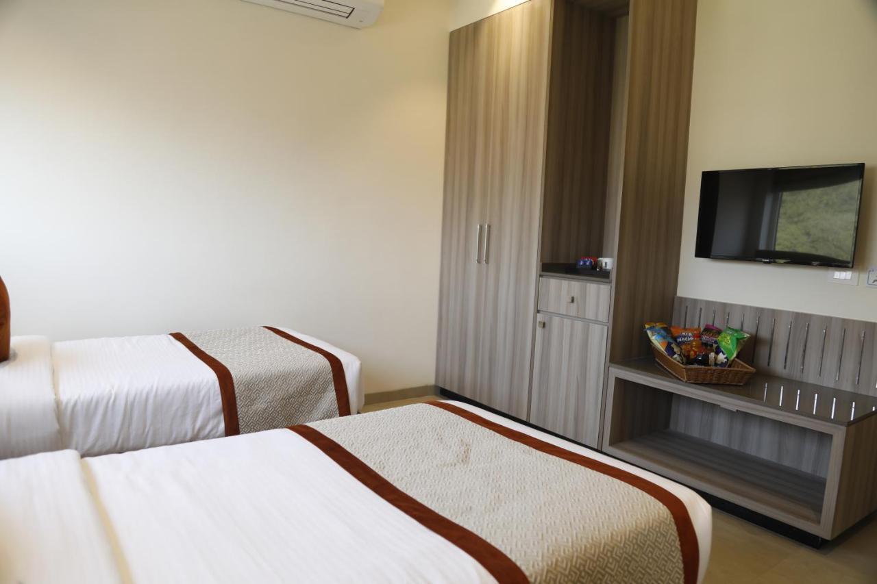 Hotel The Royal Vista バラナシ エクステリア 写真