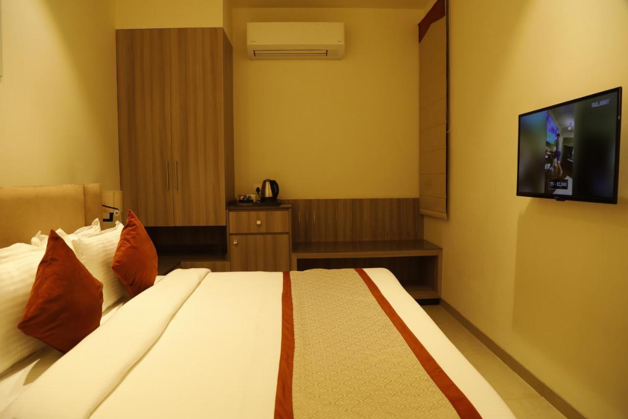 Hotel The Royal Vista バラナシ エクステリア 写真
