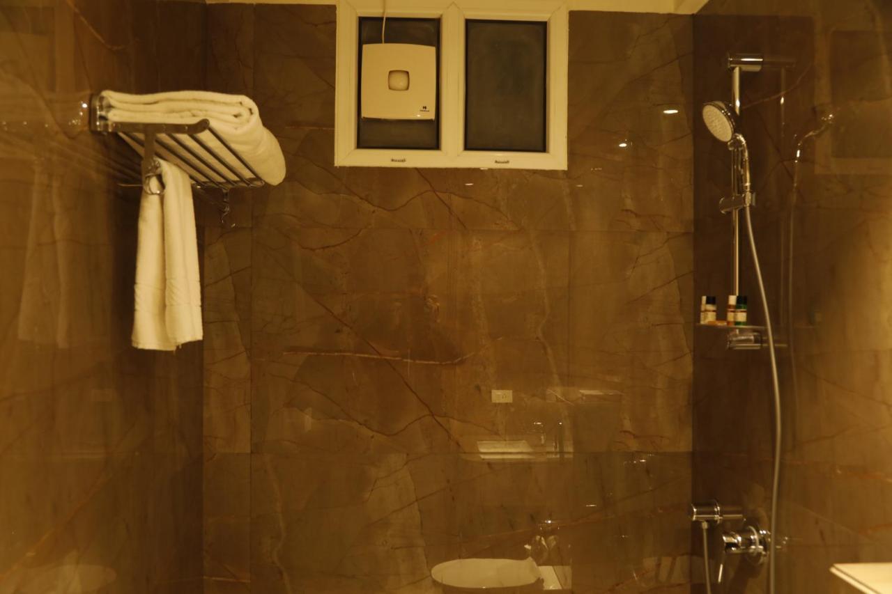 Hotel The Royal Vista バラナシ エクステリア 写真