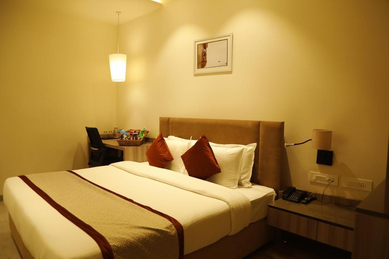 Hotel The Royal Vista バラナシ エクステリア 写真