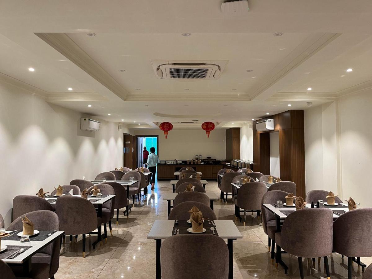 Hotel The Royal Vista バラナシ エクステリア 写真