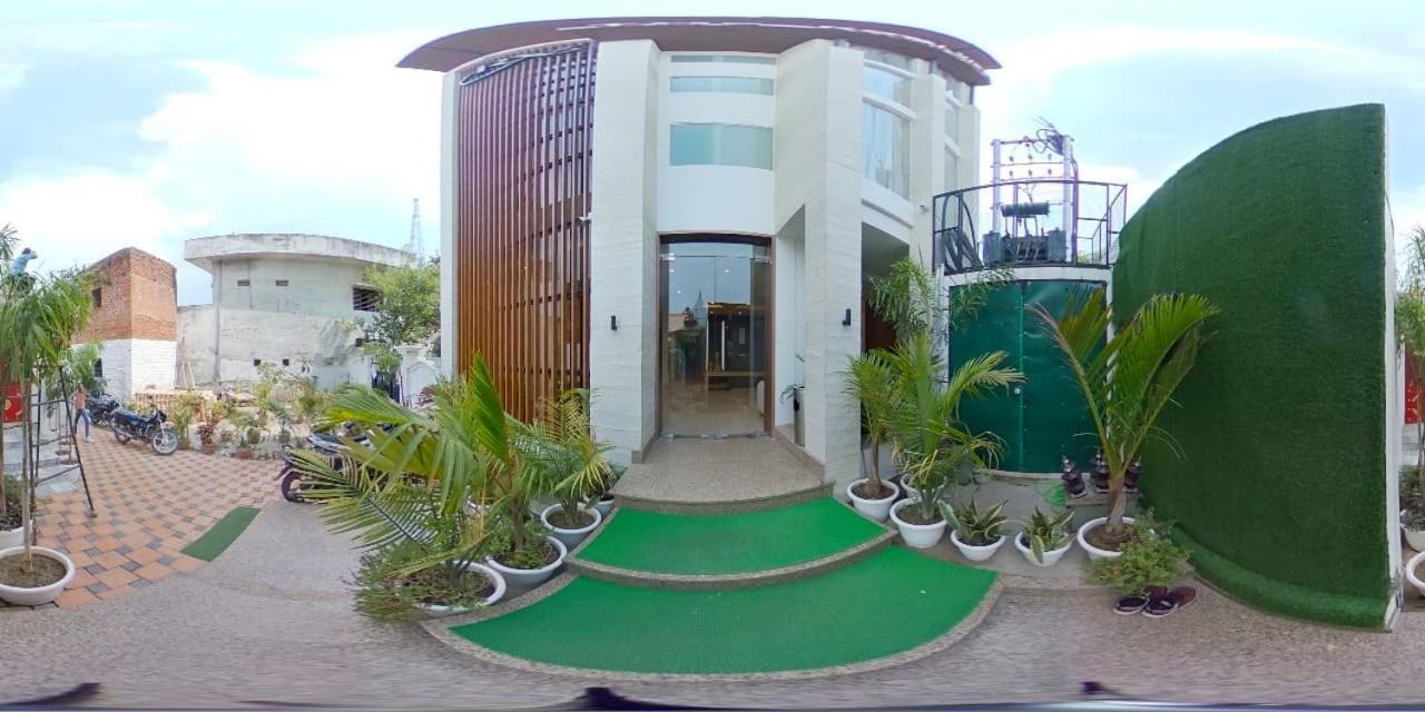 Hotel The Royal Vista バラナシ エクステリア 写真